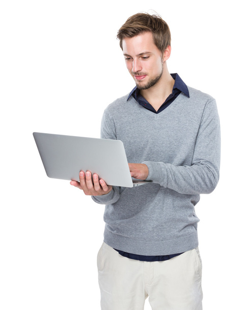 Beyaz adam dizüstü bilgisayar kullanmak - Fotoğraf, Görsel