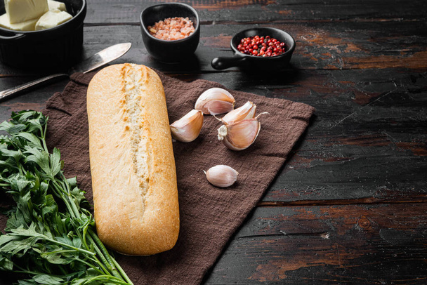 Pan de ajo compuesto de mantequilla e ingredientes de hierbas, sobre fondo de mesa de madera oscura vieja, con espacio de copia para texto - Foto, Imagen