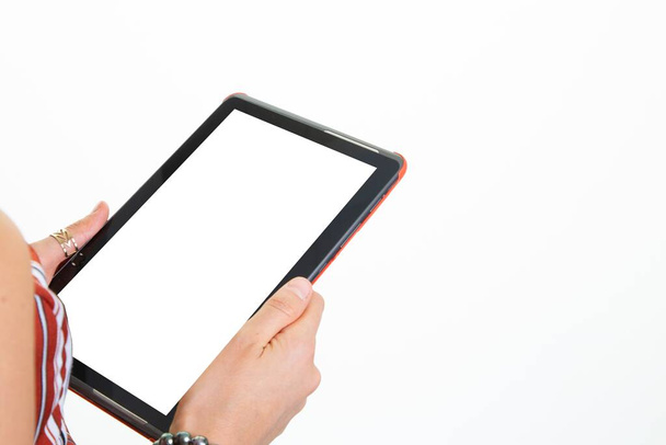 main femme tenant tablette ordinateur avec écran blanc vide blanc blanc maquette - Photo, image
