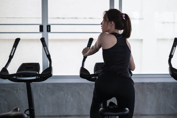 Πορτρέτο asia γυναίκα άσκηση φοράει αθλητικά ρούχα σε γυμναστήριο ή γυμναστήριο, δύναμη σπορ θηλυκό και την έννοια της απώλειας βάρους - Φωτογραφία, εικόνα
