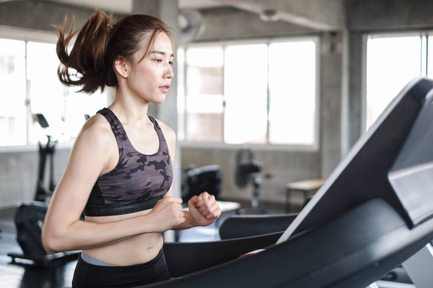 Retrato asiático mulher exercício está vestindo sportswear no centro de fitness ou ginásio, Força desportiva feminino e conceito de perda de peso - Foto, Imagem