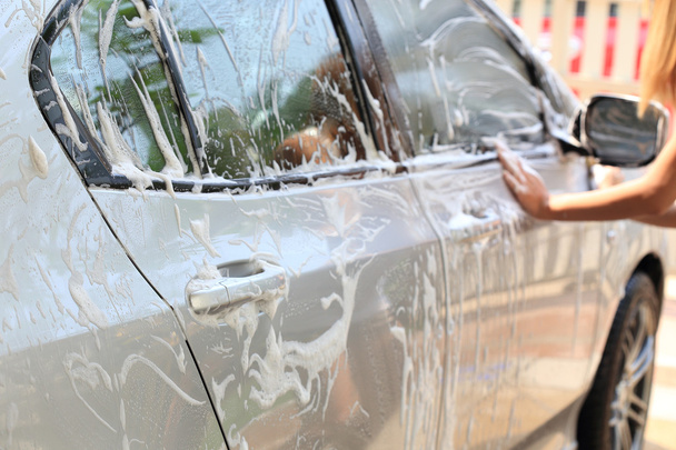 mujer mano mantenga esponja lavado coche
 - Foto, Imagen