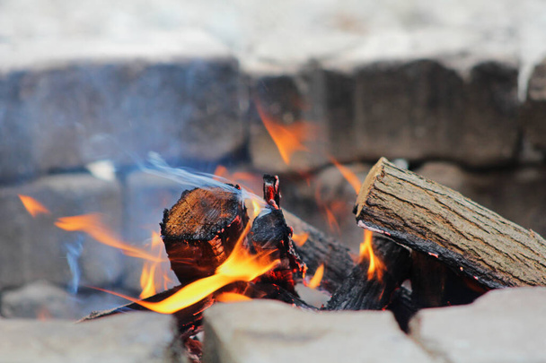 Το ξύλο καίγεται στο λάκκο της φωτιάς   - Φωτογραφία, εικόνα