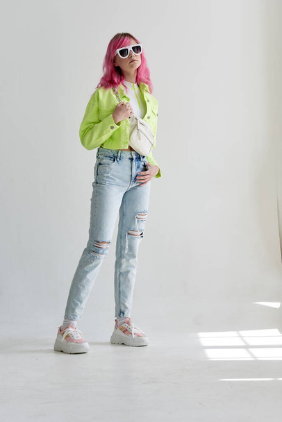 femme hipster avec cheveux roses design de style acide créatif - Photo, image