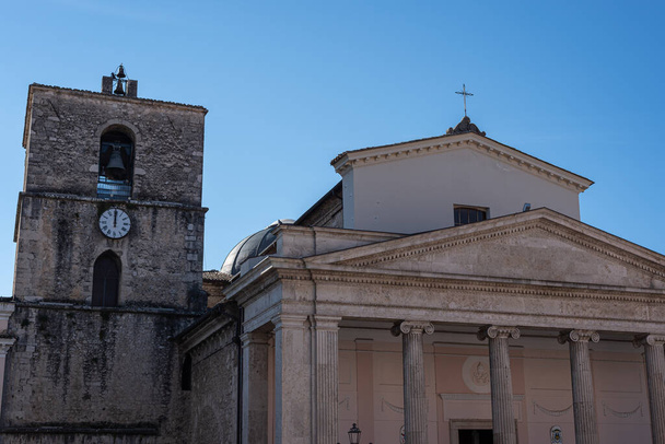 Isernia, Molise. De kathedraal van St. Peter de apostel is de belangrijkste katholieke gebouw van de stad Isernia, moederkerk van het bisdom Isernia-Venafro. - Foto, afbeelding