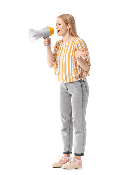Όμορφη νεαρή γυναίκα φωνάζει σε μεγάφωνο σε λευκό φόντο - Φωτογραφία, εικόνα