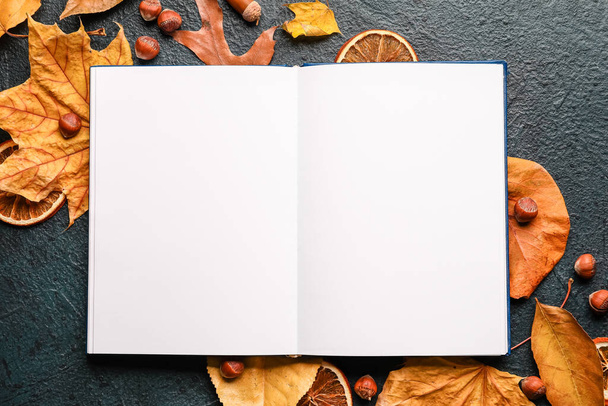 Nyitott könyv üres oldalak és őszi dekoráció sötét háttér - Fotó, kép