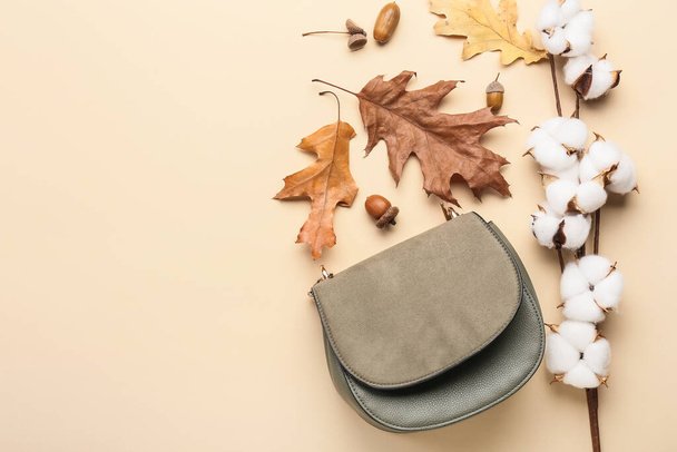 Осенняя композиция с цветами хлопка и сумки на бежевом фоне - Фото, изображение