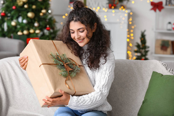 donna felice con regalo di Natale a casa
 - Foto, immagini