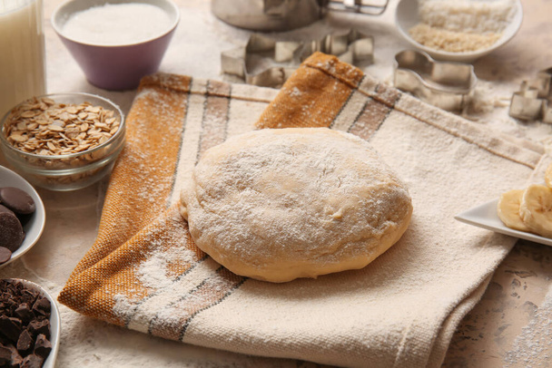 Pâte fraîche pour préparer des biscuits maison sur fond beige - Photo, image