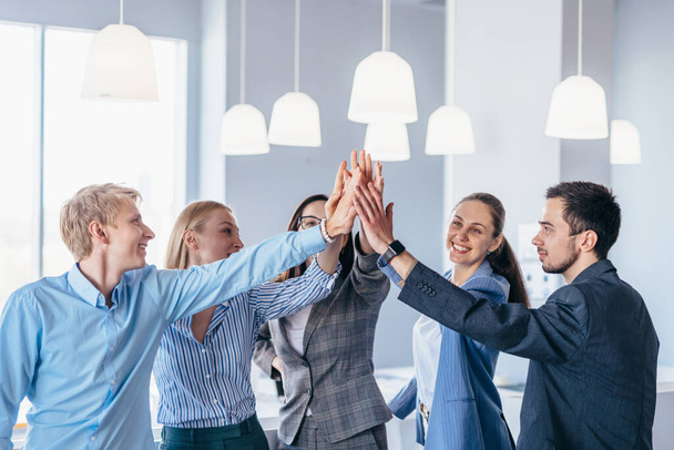 Бізнес команда дає високі п'ять жестів підбадьорювати успіх
 - Фото, зображення