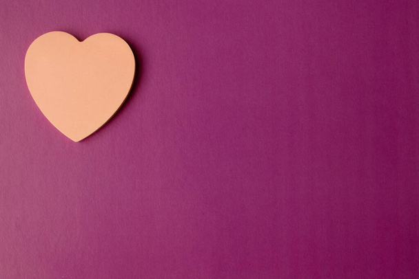 Coração rosa sobre fundo lilás com espaço de cópia. Dia dos Namorados e conceito de casamento - Foto, Imagem