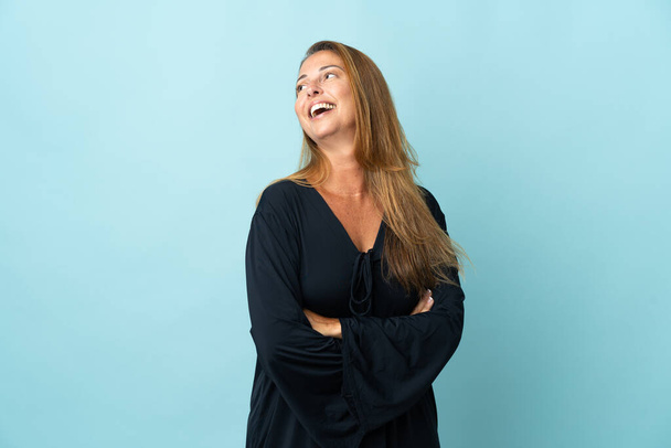 Donna brasiliana di mezza età isolata su sfondo blu felice e sorridente - Foto, immagini