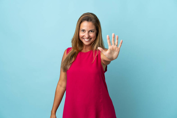 Middle age brazilian woman isolated on blue background counting five with fingers - Photo, Image
