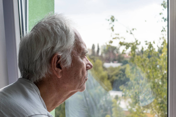 szomorú idős férfi férfi egyedül marad otthon közelről depressziós koronavírus izoláció özvegy boldogtalan elhagyott - Fotó, kép