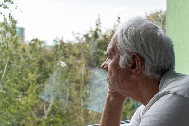 smutný starší muž samec sám zůstat doma uvnitř detailní depresivní koronavirus izolace vdovec nešťastně opuštěný - Fotografie, Obrázek