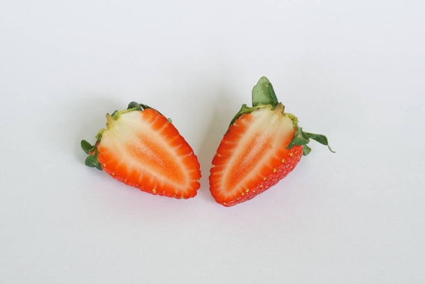Červené jahody izolované na bílém pozadí - Fotografie, Obrázek