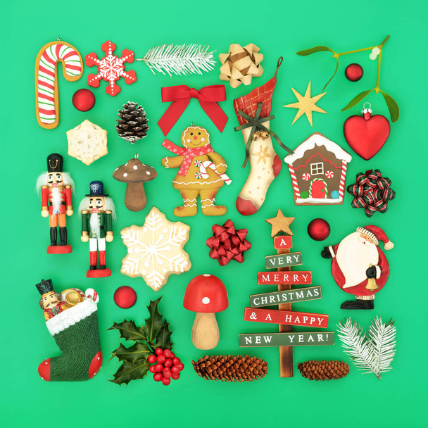 Retro ja vanhanaikainen joulukuusi koristeet ruokaa, talvi kasvisto ja symbolit vihreällä taustalla. Juhlakoristeet lomakautta varten. Top view, tasainen lay. - Valokuva, kuva