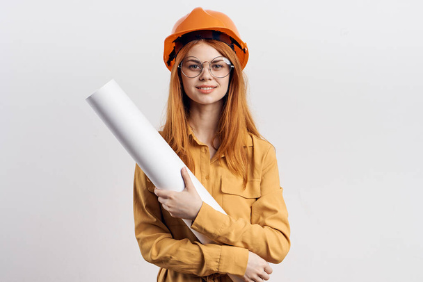 női mérnök narancs kemény kalap tervrajzok építész - Fotó, kép