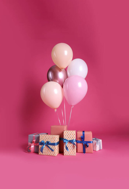Many gift boxes and balloons near bright pink background - Foto, Bild