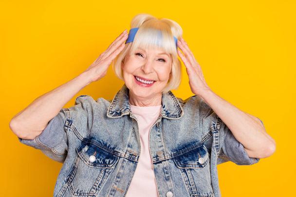 Фотографічний портрет крутої позитивної бабусі, посміхаючись у зачісці боб головний убір ізольований на яскравому жовтому кольоровому фоні
 - Фото, зображення