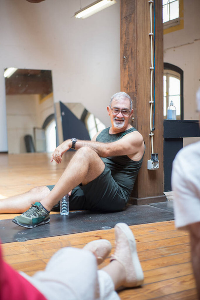 Old man taking break after dance class - Фото, изображение