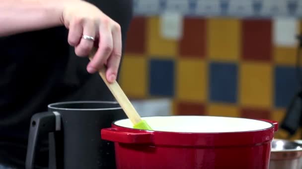 Eten klaarmaken. Roeren met een houten lepel in de pan. - Video