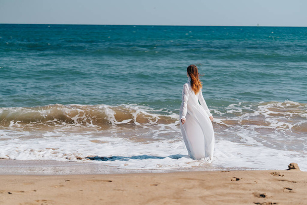 woman silhouette sandy beach waves ocean nature Lifestyle - Fotoğraf, Görsel