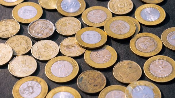 Σωρός του χρυσού χρωματισμένο ινδικό νόμισμα ρουπίας σε ρουστίκ πάτωμα. Πλήρες πλαίσιο. Υψηλή γωνία θέασης. Χρηματοδότηση επιχειρήσεων και χρηματοοικονομική επένδυση Κοντινό πλάνο - Φωτογραφία, εικόνα
