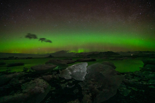 Неймовірна активність Aurora Borealis над узбережжям Ісландії. - Фото, зображення