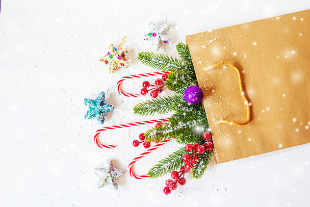 zakup prezentów noworocznych i świątecznych.selectiv focus.holidays - Zdjęcie, obraz