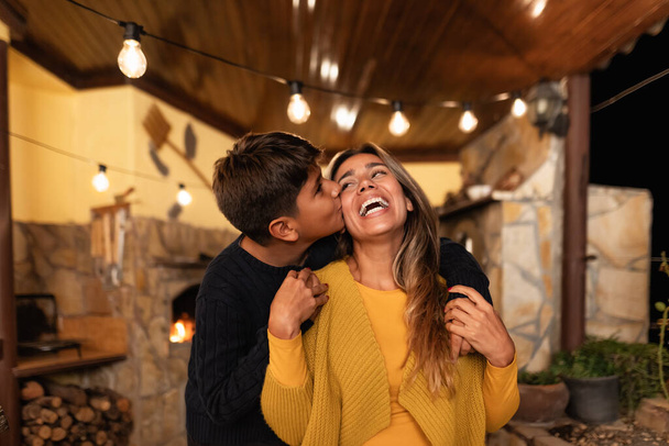 Boldog mosolygós spanyol anya gyengéd pillanata a fiával - Családi szeretet és egység koncepció - Fotó, kép