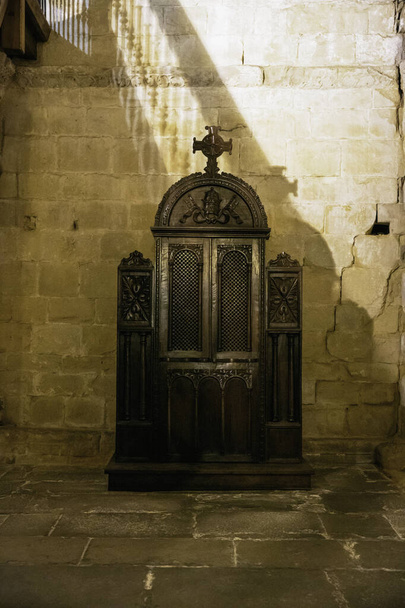 Oude biechtstoel in een kerk in Spanje. Reizen, toerisme, vakantie - Foto, afbeelding