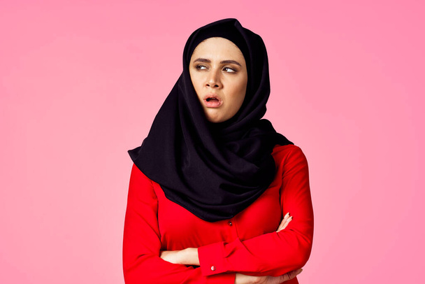 emotional woman in black hijab and shopping - Foto, imagen