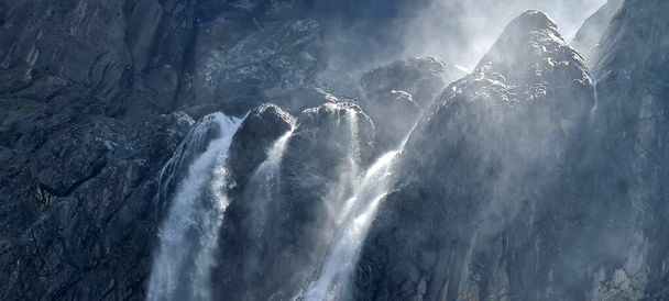 Blisko wodospadu w Cirque de Gavarnie, Pireneje - Zdjęcie, obraz
