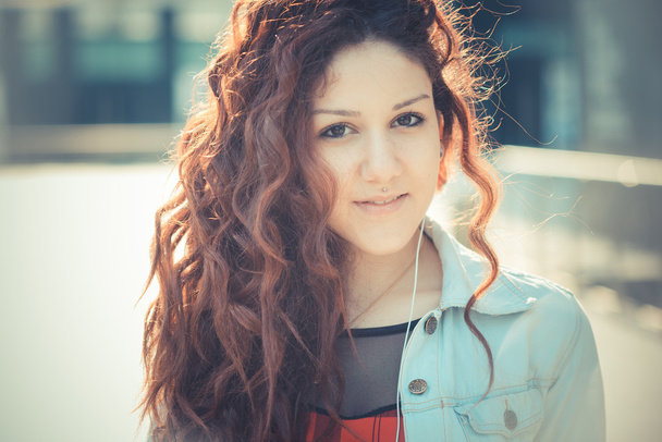 joven hermosa mujer hipster con el pelo rizado rojo
 - Foto, Imagen
