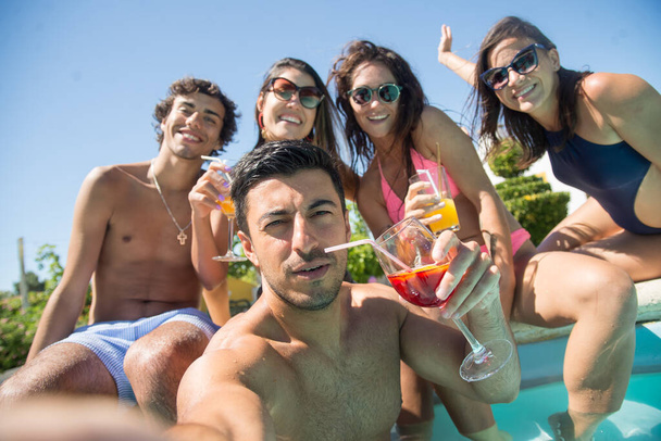 Entspannte Freunde machen Selfie am Pool - Foto, Bild