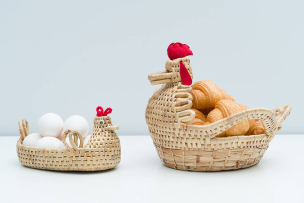 Um pequeno-almoço nutritivo com ovos e croissants na cesta - Foto, Imagem