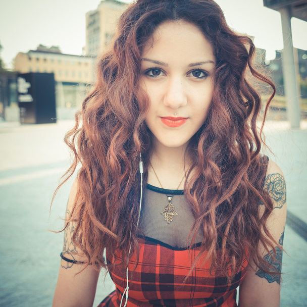 fiatal gyönyörű csípő nő, vörös göndör haja - Fotó, kép