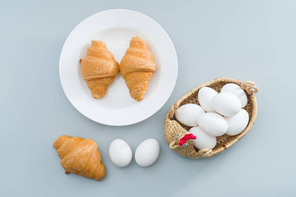 Una colazione nutriente con uova e croissant - Foto, immagini