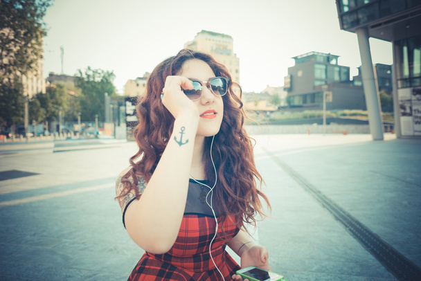 νέοι όμορφη hipster γυναίκα με τα κόκκινα μαλλιά σγουρά - Φωτογραφία, εικόνα