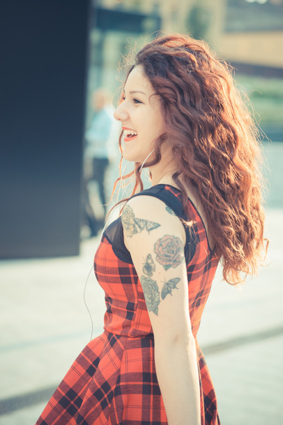 joven hermosa mujer hipster con el pelo rizado rojo
 - Foto, Imagen