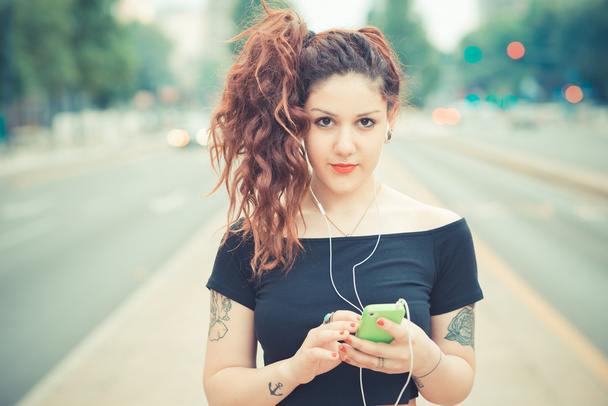 nuori kaunis hipster nainen punainen kihara tukka
 - Valokuva, kuva
