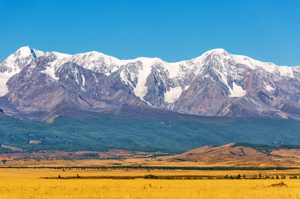 The Kurai steppe at the foot of the North Chui Ridge in the Altai Mountains. Kosh-Agachsky district of the Altai Republic, South of Western Siberia - Φωτογραφία, εικόνα
