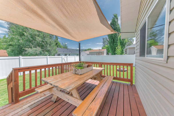 Terrasse extérieure avec parasol et table en bois avec sièges - Photo, image