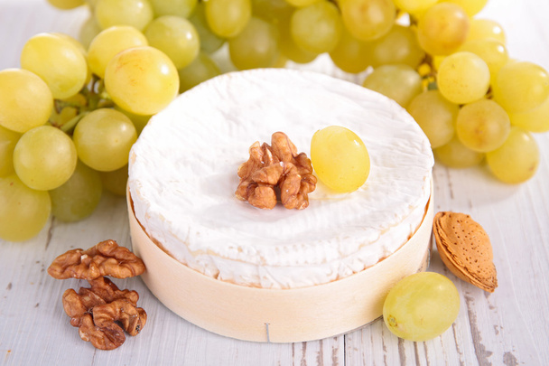 Cheese with walnut and grape - Valokuva, kuva