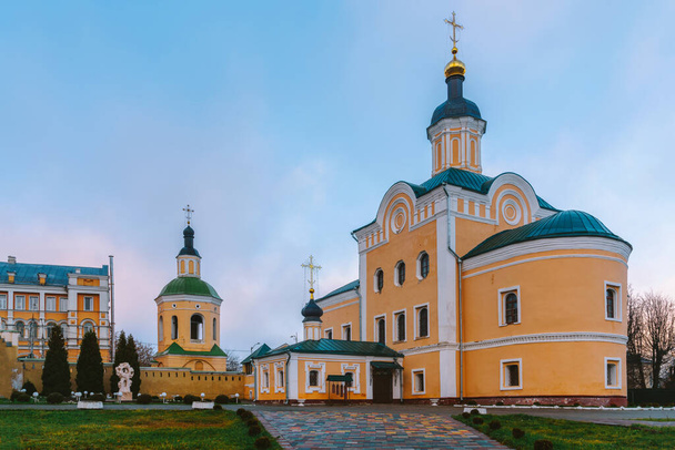 Pohled na katedrálu Nejsvětější Trojice v klášteře Trojice za slunečného podzimního dne, Smolensk, Rusko - Fotografie, Obrázek