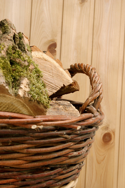 Madera de acacia dividida en una cesta tejida
 - Foto, imagen