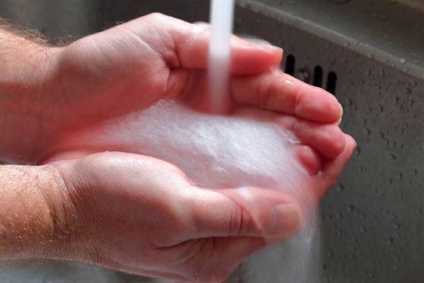 Руки моются под краном с длительным воздействием - Фото, изображение