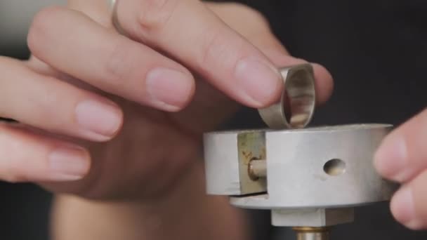 Extremo acercamiento de joyero irreconocible poniendo anillo de metal en vise o abrazadera y puliéndolo - Metraje, vídeo